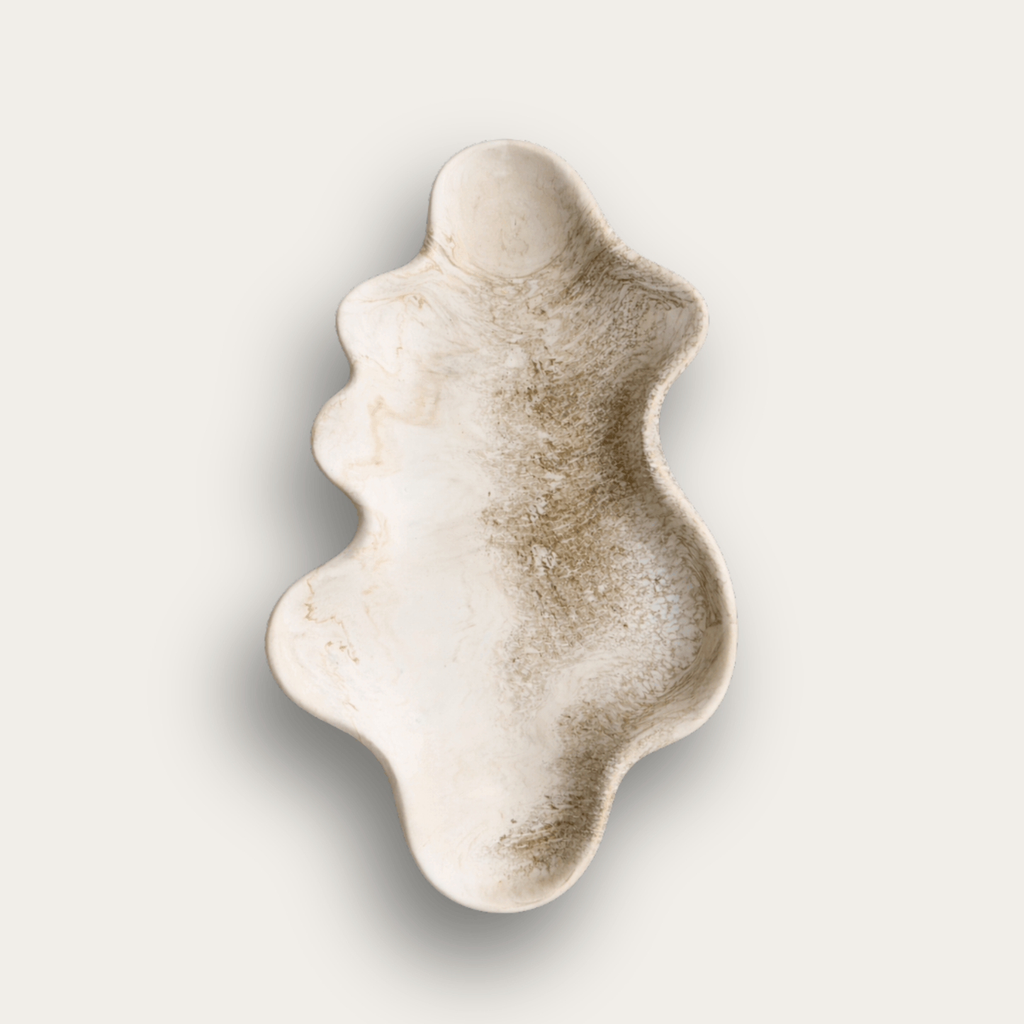 Flow decoratieve platte schaal in organische vorm van Pebbles en LouLou in ivory met gouden accenten
