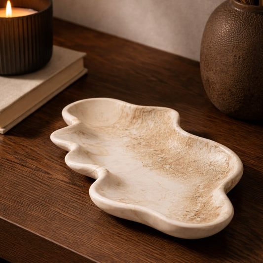 Flow decoratieve schaal van Pebbles en LouLou met organische vorm in off-white met gouden accenten op donker houten dressoir