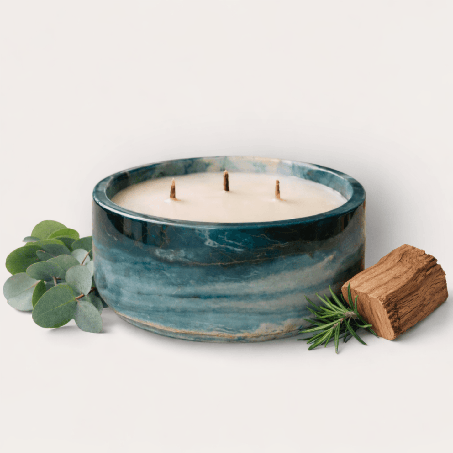 Natuurlijke geurkaars zonder paraffine met eucalyptus en warme houtsoorten in ocean kleur pot
