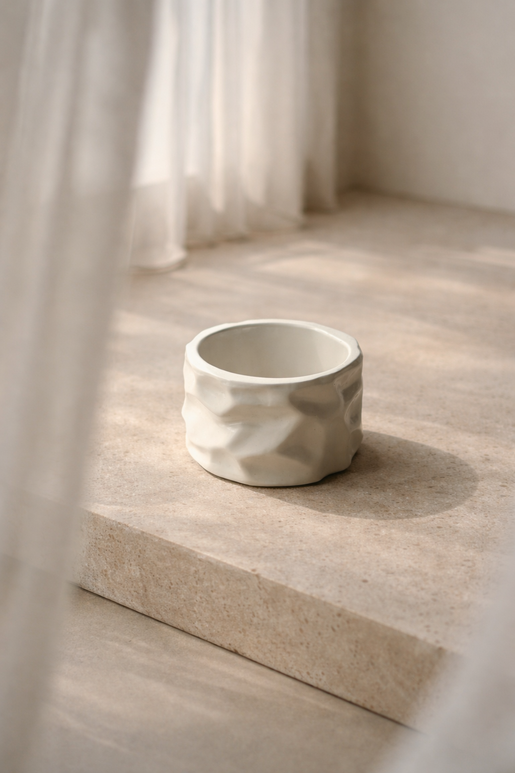 Organische off-white keramieken waxinelichthouder van Pebbles en Loulou