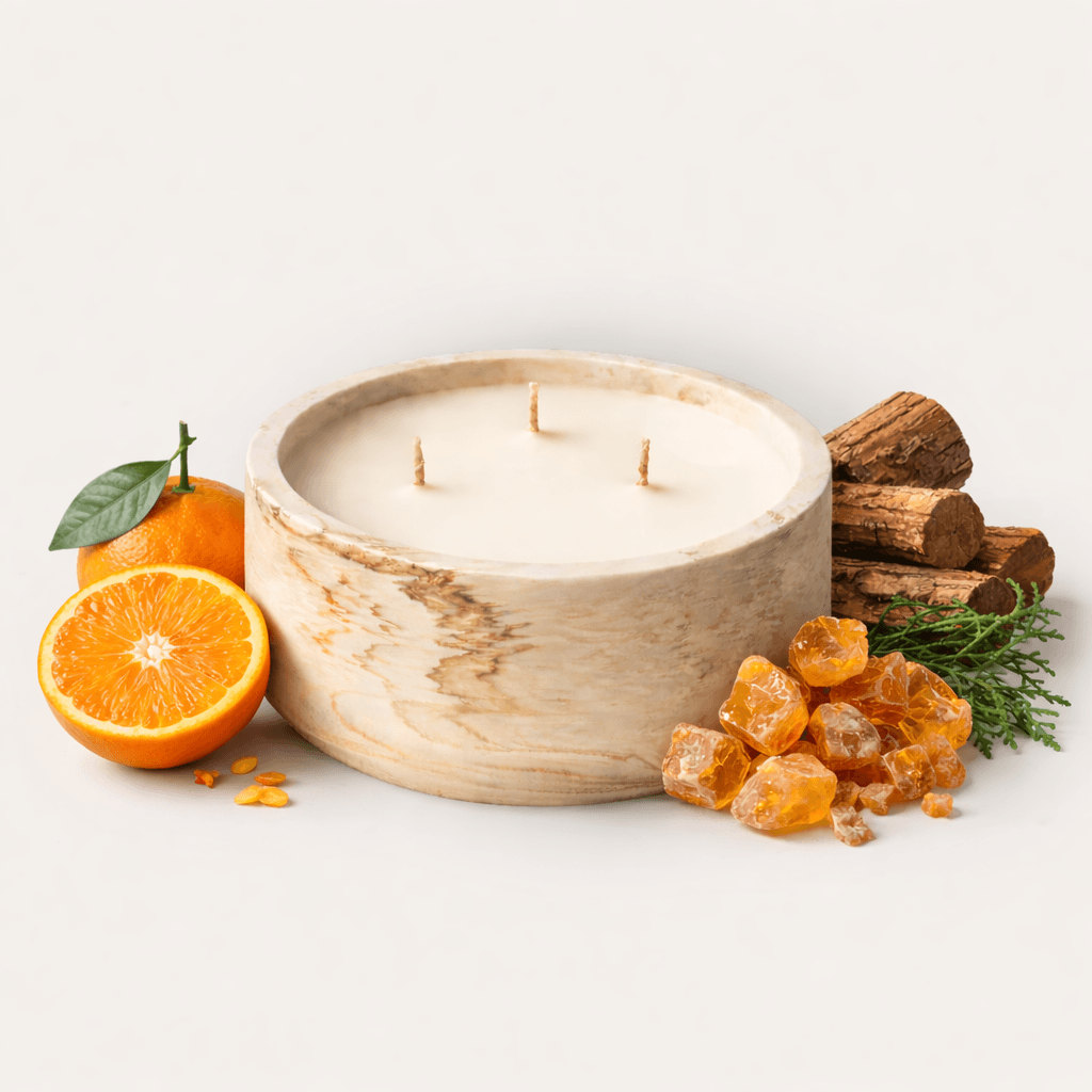 Natuurlijke geurkaars zonder paraffine met sinaasappel amber en cederhout in marmer tint pot