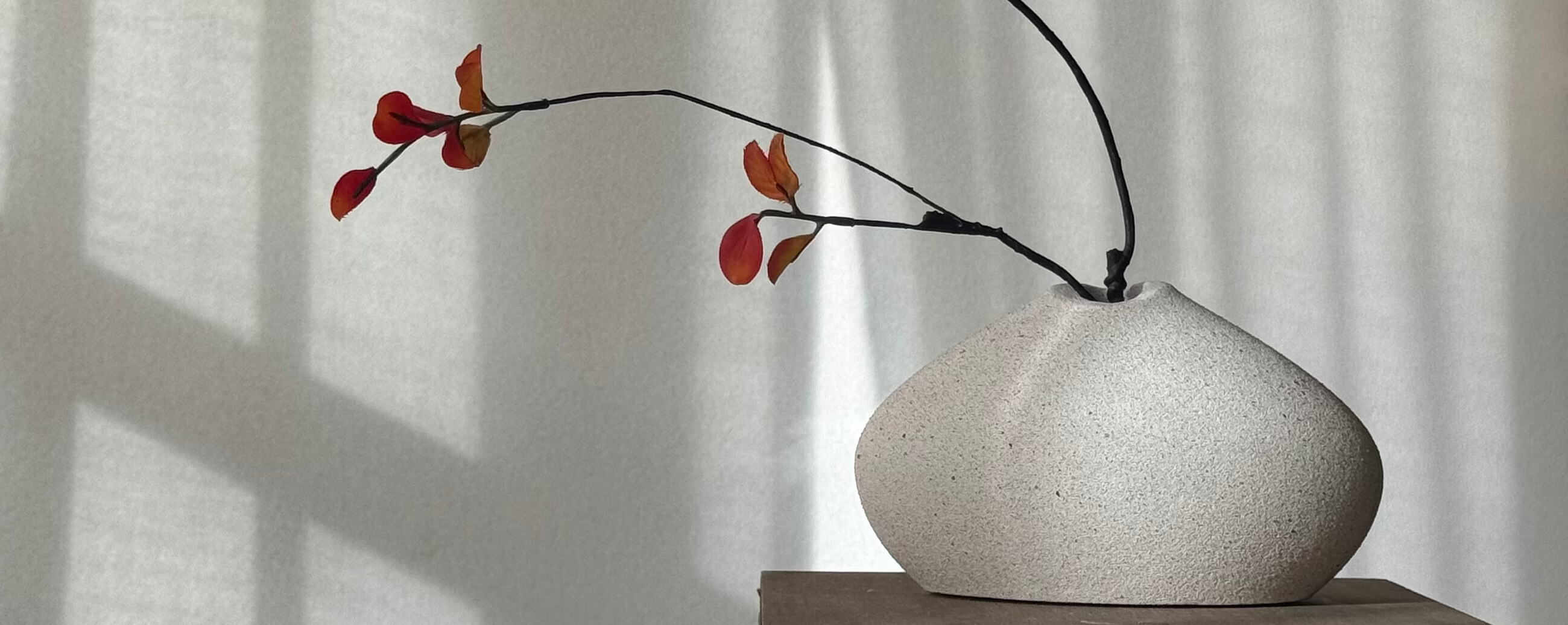 Pebbles en LouLou kleine betonlook beige vaas in minimalistisch design