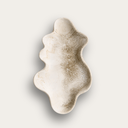 Flow decoratieve platte schaal in organische vorm van Pebbles en LouLou in ivory met gouden accenten