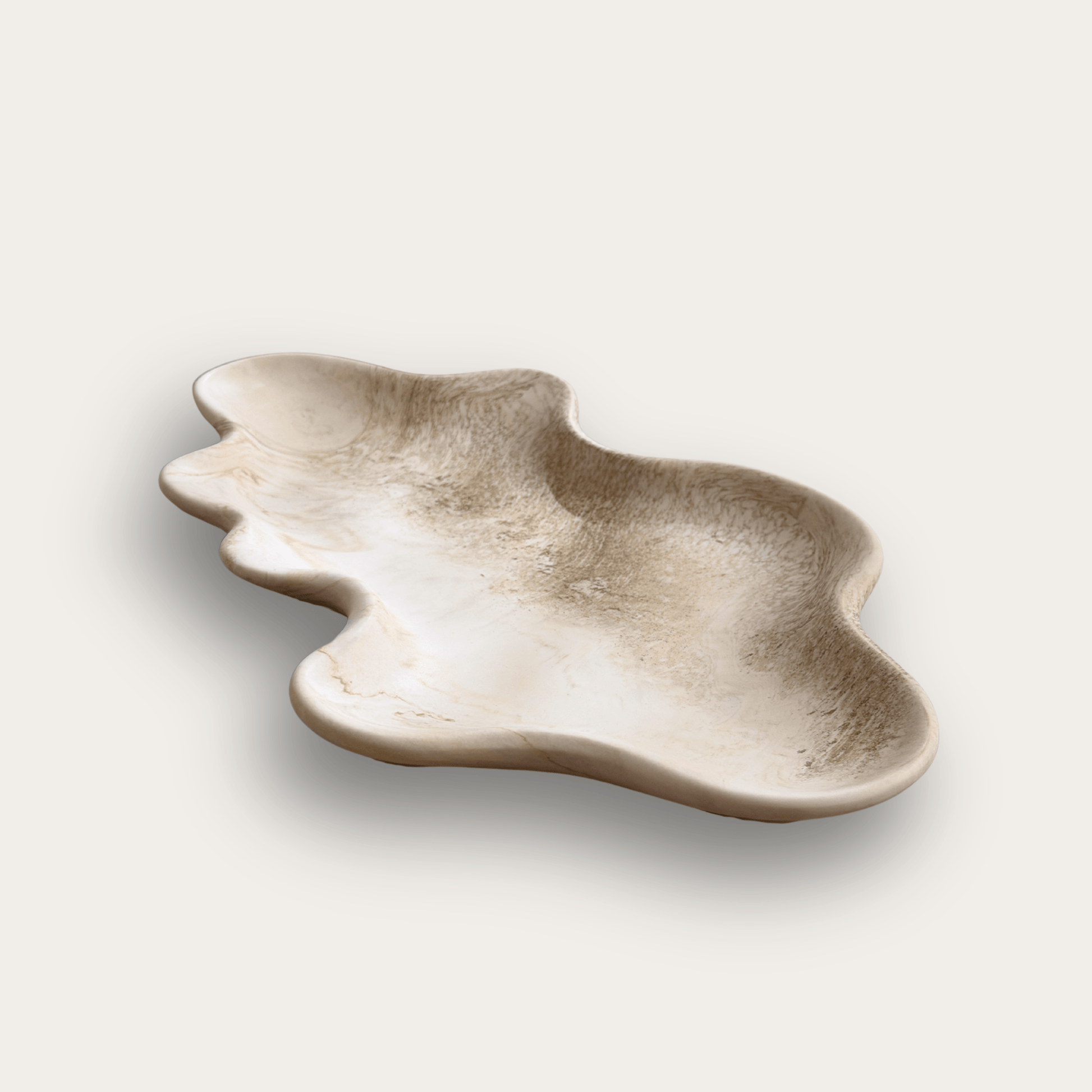 Flow decoratieve schaal in organische vorm in ivory met gouden accenten van Pebbles en Loulou