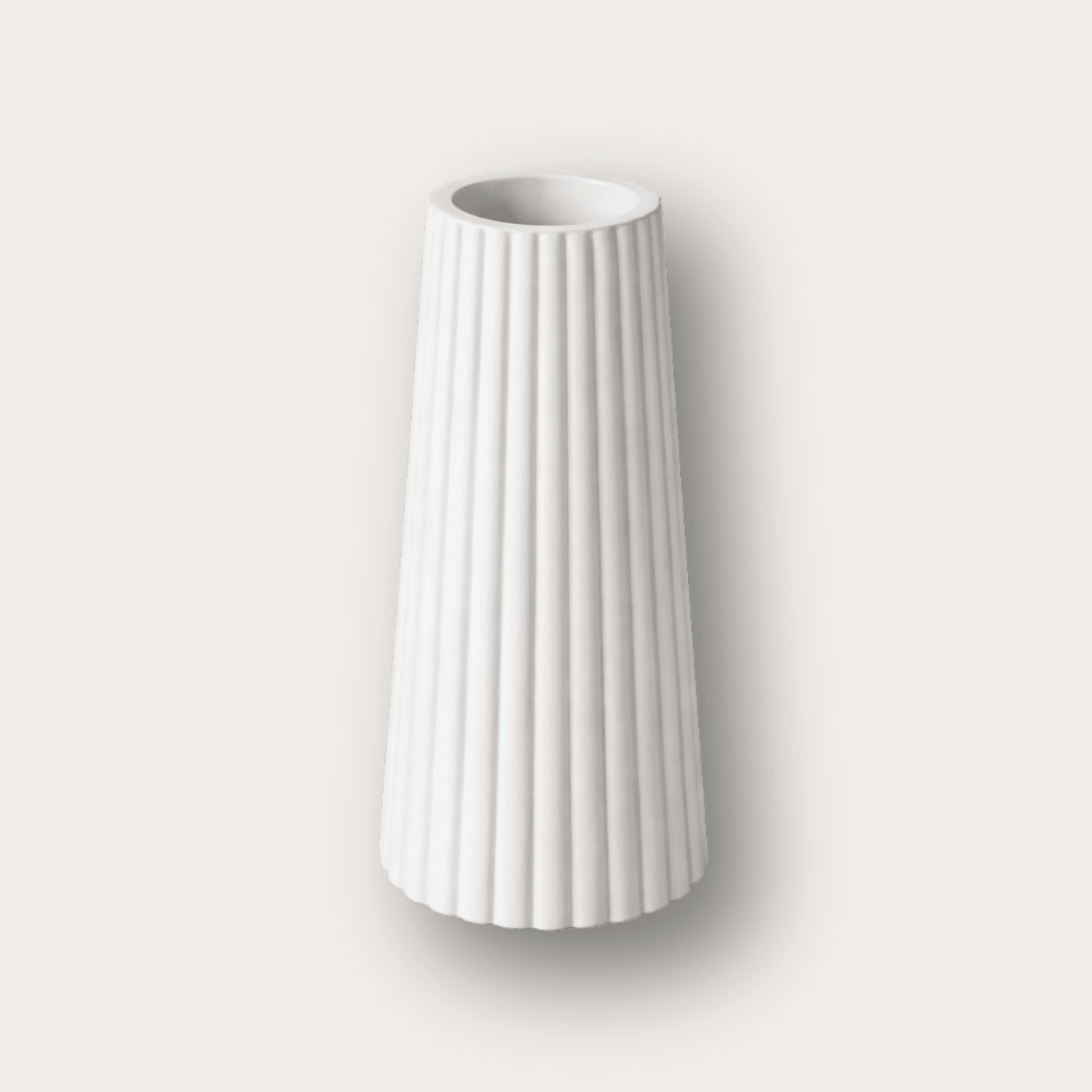 Lange cilindrische vaas in off-white met verticale reliëf lijnen van Pebbles en LouLou