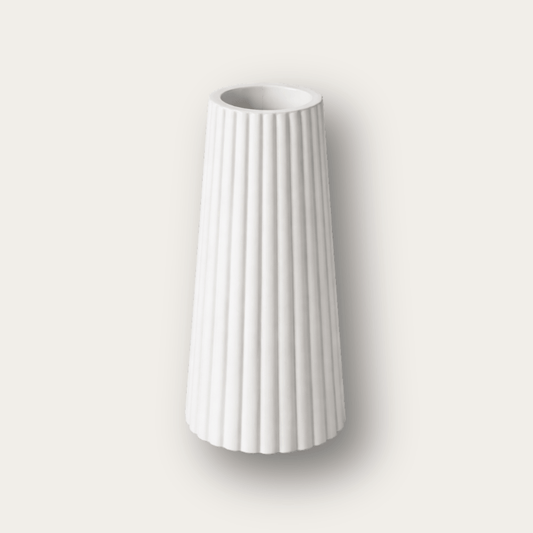 Lange cilindrische vaas in off-white met verticale reliëf lijnen van Pebbles en LouLou
