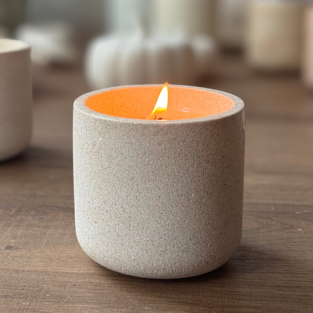 Duurzame geurkaars in neutrale betonlook pot met houten lont
