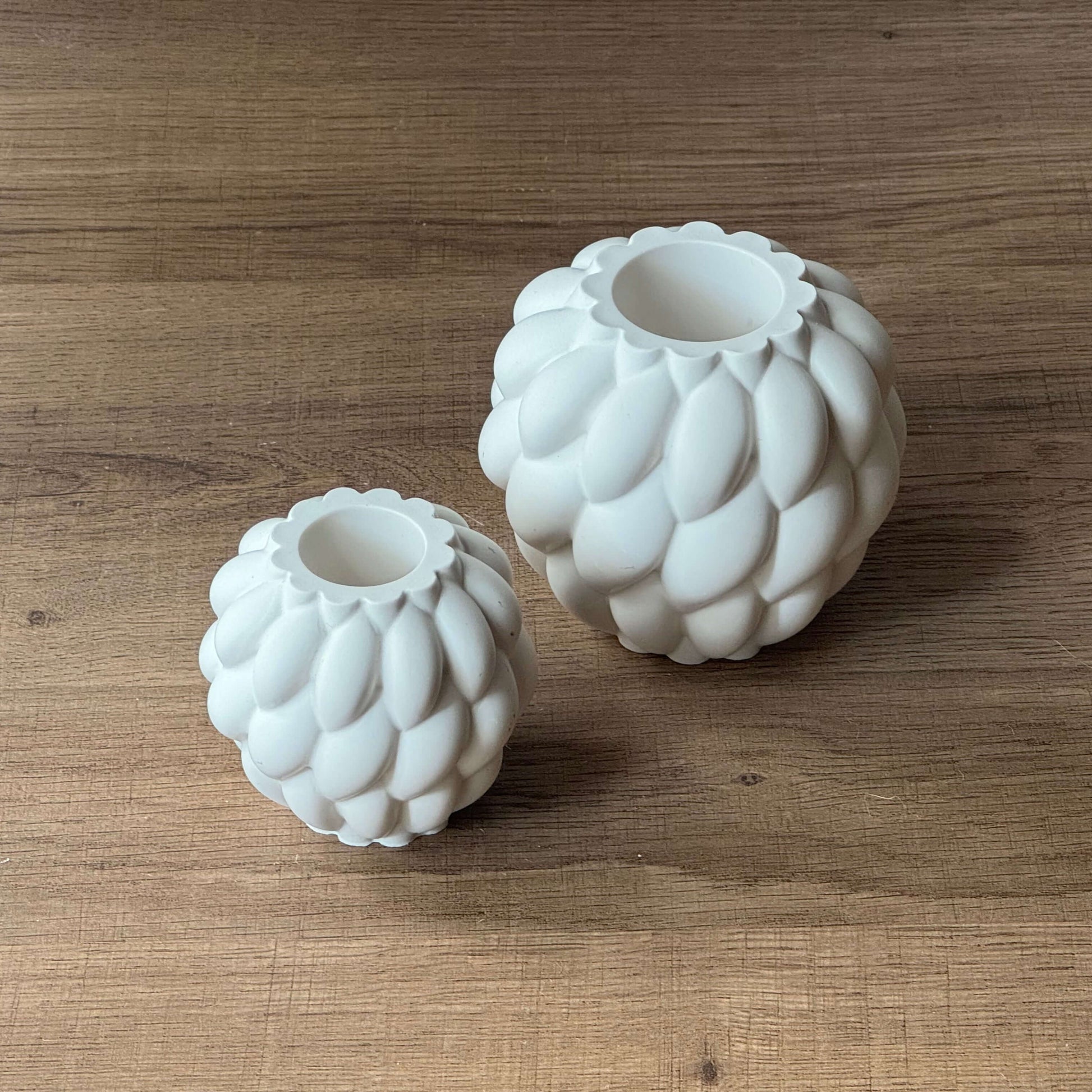 Set vaasjes in verschillende maten met bloemachtig reliëf en design in witte kleur