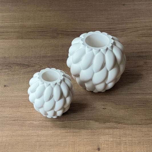 Set vaasjes in verschillende maten met bloemachtig reliëf en design in witte kleur