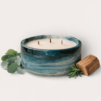 Natuurlijke geurkaars zonder paraffine met eucalyptus en warme houtsoorten in ocean kleur pot