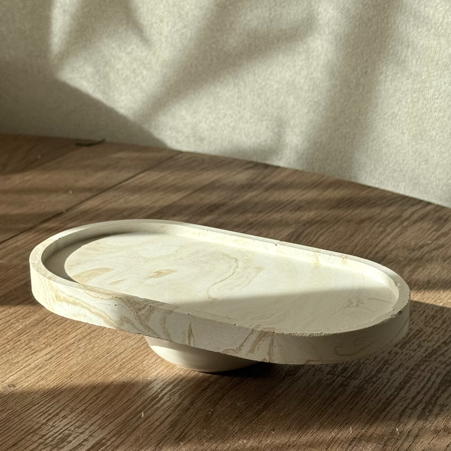 Ovalen_mini_travertijn_tray_on_foot