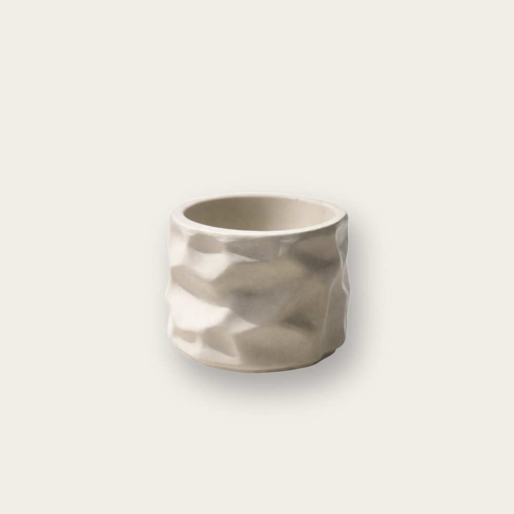 Sculpt waxinelichthouder in off-white kleur in sculpturaal design van Pebbles en LouLou